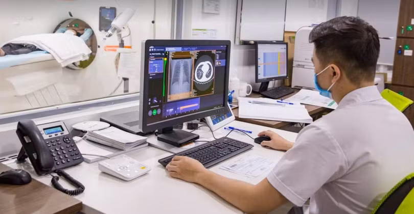 Bác sĩ chụp cộng hưởng từ (MRI) cho bệnh nhân (Ảnh - PKCC) 