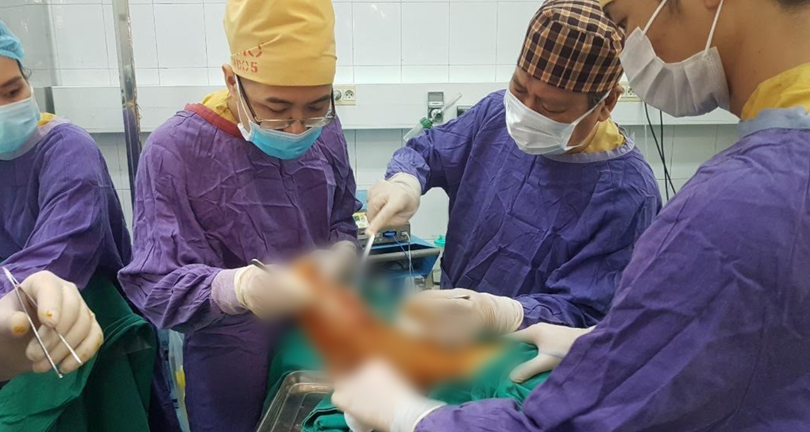 Các bác sĩ phẫu thuật cho bệnh nhân (Ảnh - BVCC) 