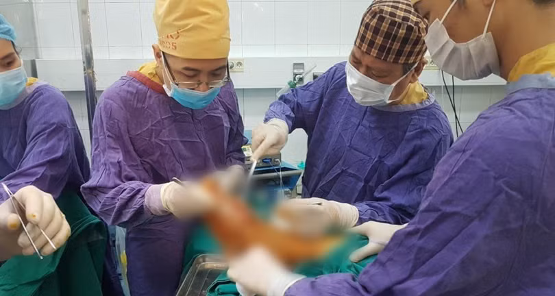 Các bác sĩ phẫu thuật cho bệnh nhân (Ảnh - BVCC) 