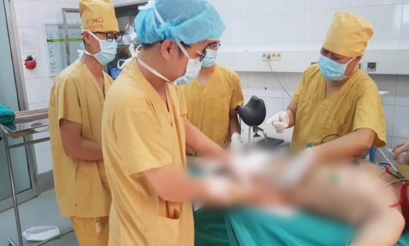 Bác sĩ phẫu thuật cắt lọc phần da bị hoại tử cho bệnh nhân (Ảnh - BVCC)