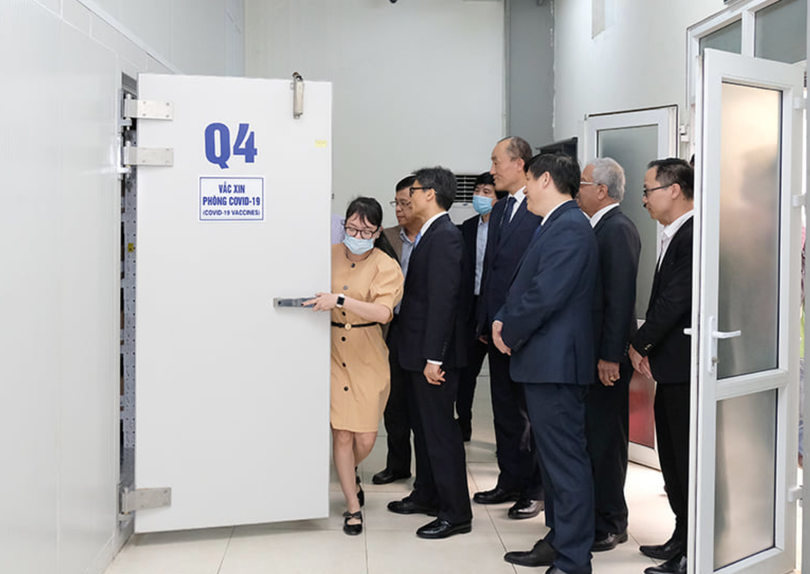 Phó Thủ tướng Vũ Đức Đam cùng lãnh đạo Bộ Y tế thăm phòng bảo quản vaccine (Ảnh - BYT)