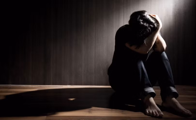 Người mắc rối loạn cảm xúc thường rơi vào trạng thái suy nghĩ tiêu cực và vui buồn thất thường (Ảnh minh hoạ)