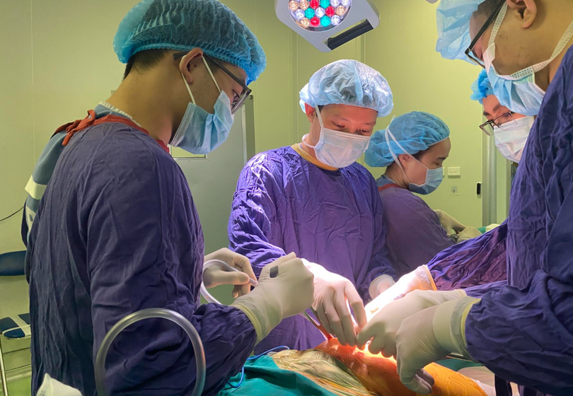 Các bác sĩ phậu thuật thay khớp háng cho bệnh nhân (Ảnh - BVCC) 