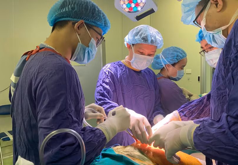 Các bác sĩ phậu thuật thay khớp háng cho bệnh nhân (Ảnh - BVCC) 