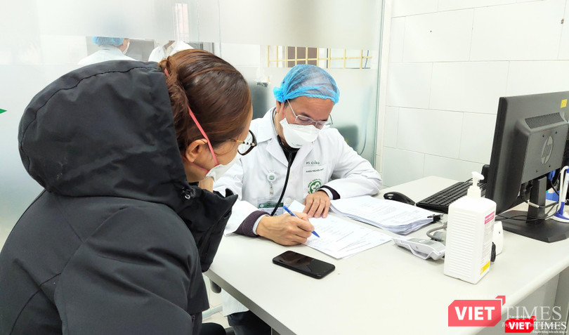 Bác sĩ khám cho bệnh nhân (Ảnh - Minh Thuý)