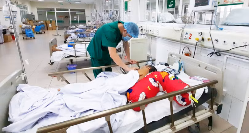 Bác sĩ khám bệnh cho bệnh nhân bị ngộ độc methanol (Ảnh - BVCC) 