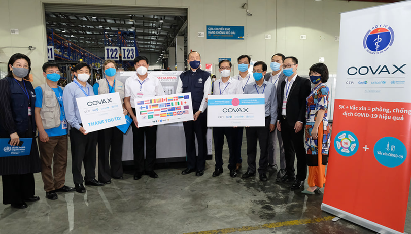 Thứ trưởng Bộ Y tế Đỗ Xuân Tuyên cùng đoàn công tác của Bộ Y tế tiếp nhận lô vaccine (Ảnh - Trần Minh) Thứ trưởng Bộ Y tế Đỗ Xuân Tuyên cùng đoàn công tác của Bộ Y tế tiếp nhận lô vaccine (Ảnh - Trần Minh)