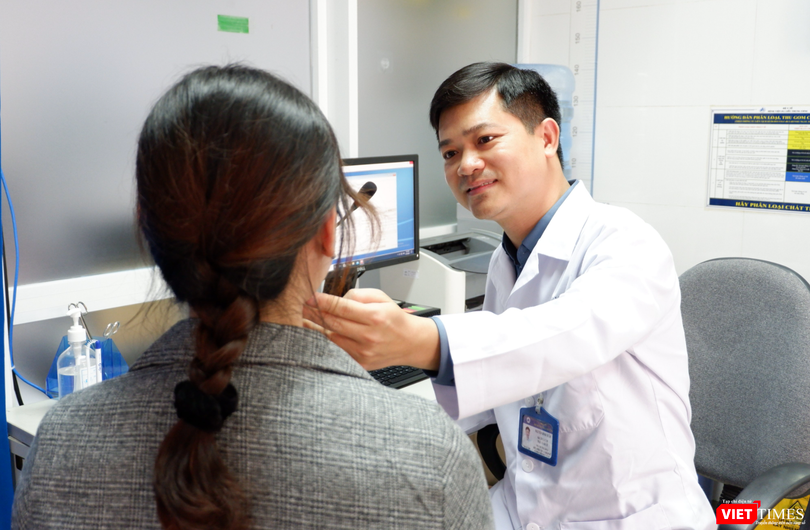 ThS. BS. Nguyễn Đình Quân thăm khám cho bệnh nhân tại Bệnh viện Da liễu Trung ương (Ảnh - Thảo Vy) 