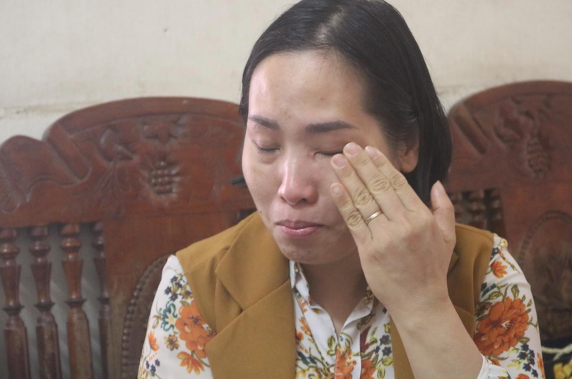 Chị Hưng xúc động rơi nước mắt nhỡ lại hành trình tìm con (Ảnh - Minh Thuý) 
