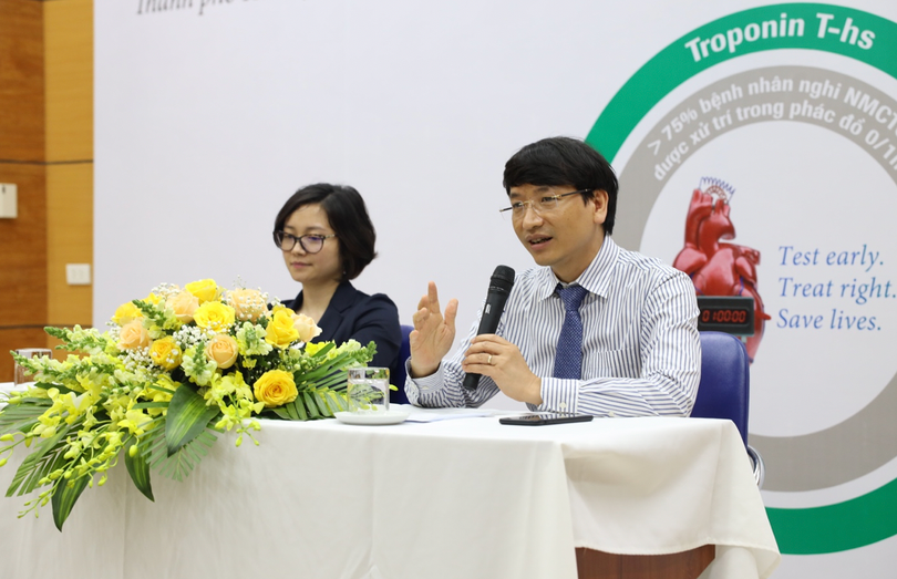 TS.BS Nguyễn Quốc Thái giới thiệu xét nghiệm Troponin T siêu nhạy (Ảnh - Phạm Thành Nguyên)