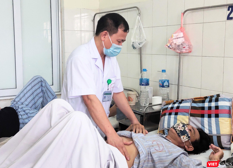 BS. Hưng khám cho bệnh nhân viêm màng não (Ảnh - Minh Thuý) 