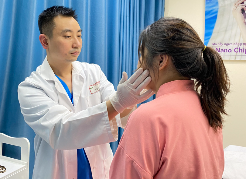 BS. Nguyễn Đình Minh khám cho bệnh nhân (Ảnh - BS. Nguyễn Đình Minh) 