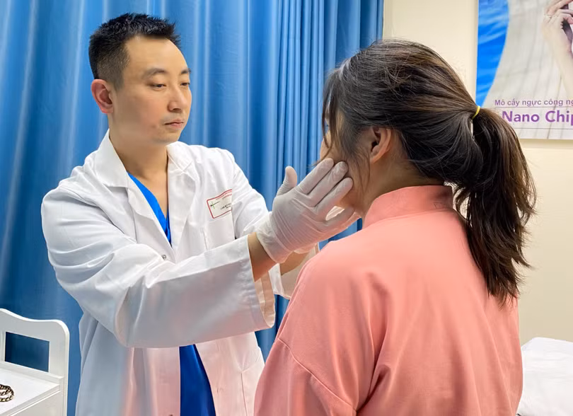 BS. Nguyễn Đình Minh khám cho bệnh nhân (Ảnh - BS. Nguyễn Đình Minh) 