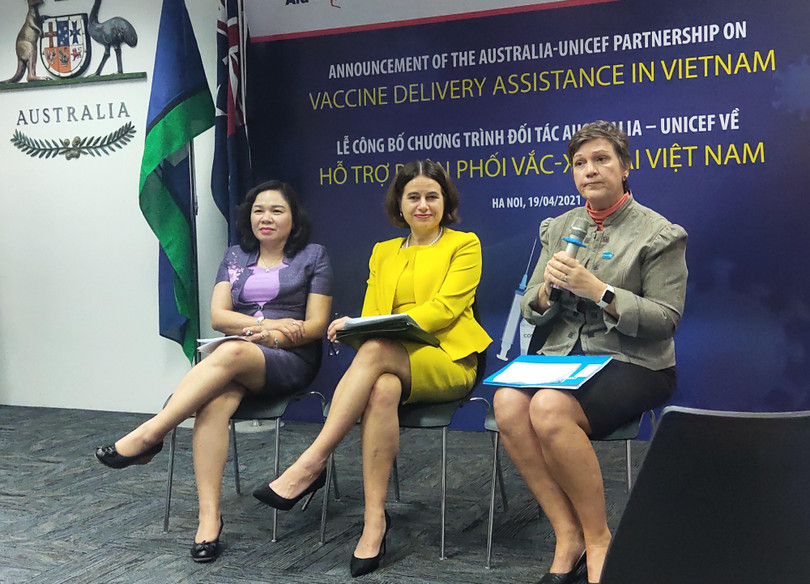 Đại sứ quán Australia cùng Trưởng đại diện UNICEF và TS. Dương Thị Hồng thảo luận về gói hỗ trợ, phân phối vaccine phòng COVID-19 (Ảnh - Minh Thuý) 