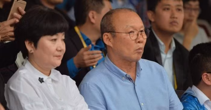 Ông Park Hang Seo và vợ. Ảnh: Lê Minh 