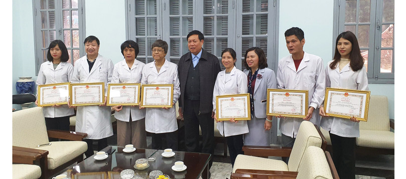 Thứ trưởng Bộ Y tế Đỗ Xuân tuyên trao bằng khen cho tập thể và cá nhân của Viện Vệ sinh Dịch tễ Trung ương. Ảnh: Tuấn Dũng