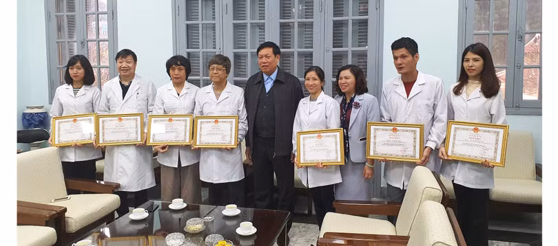 Thứ trưởng Bộ Y tế Đỗ Xuân tuyên trao bằng khen cho tập thể và cá nhân của Viện Vệ sinh Dịch tễ Trung ương. Ảnh: Tuấn Dũng