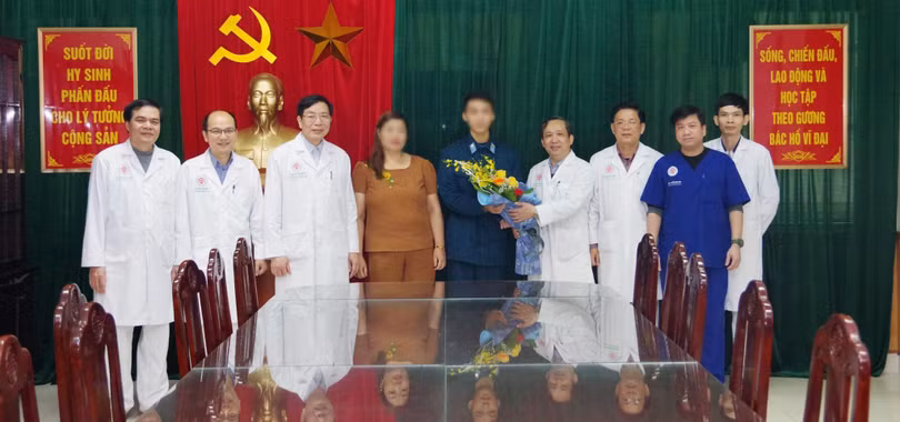 Bệnh viện Trung ương Quân đội 108 chúc mừng bệnh nhân ra viện. Ảnh: BVCC