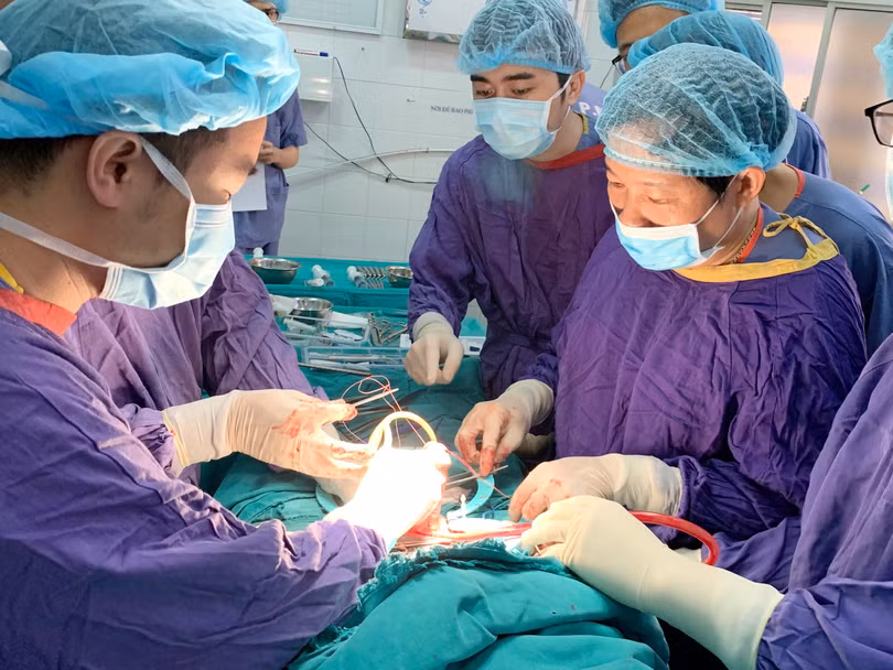 Bác sĩ phẫu thuật cho bệnh nhân tại Bệnh viện Hữu nghị Việt Đức. Ảnh: Bệnh viện Hữu nghị Việt Đức 
