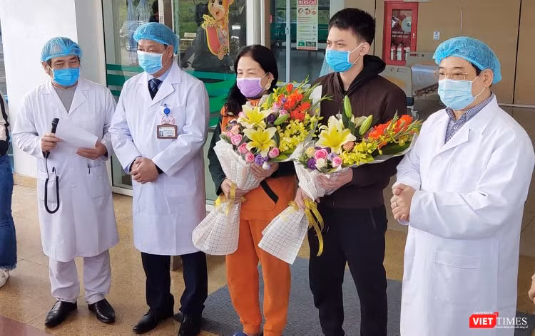  2 bệnh nhân mắc COVID-19 khỏi bệnh ra viện. Ảnh: Minh Thúy 