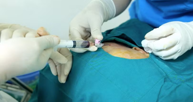 Các bác sĩ tiến hành phẫu thuật cho bệnh nhân. Ảnh: Bệnh viện E. 