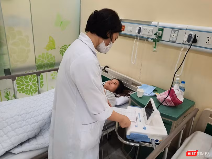 Bác sĩ chăm sóc sản phụ Phạm Thị Hằng sau sinh. Ảnh: BVCC