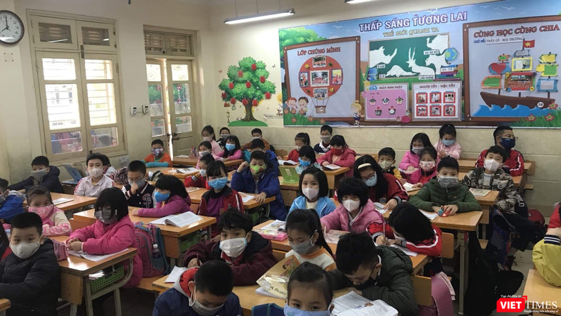 Học sinh tiểu học đeo khẩu trang để phòng bệnh. Ảnh: Lê Mai