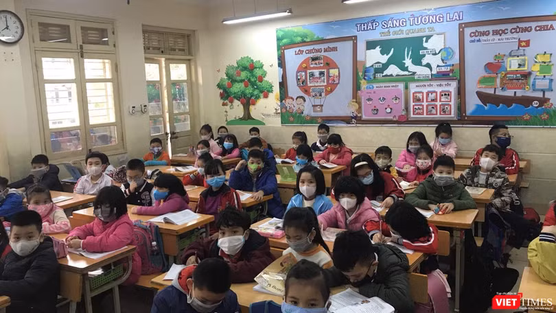Học sinh tiểu học đeo khẩu trang để phòng bệnh. Ảnh: Lê Mai