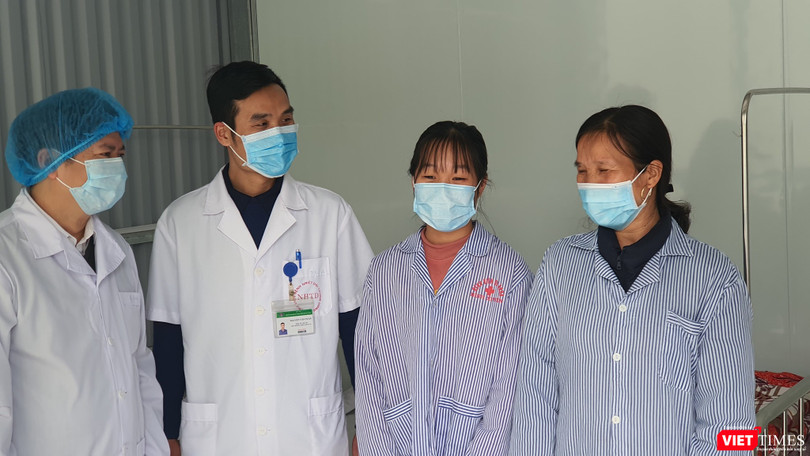 Mẹ và em gái bệnh nhân N.T.D. trở về từ Vũ Hán đã khỏi bệnh và ra viện. Ảnh: Tuấn Dũng 
