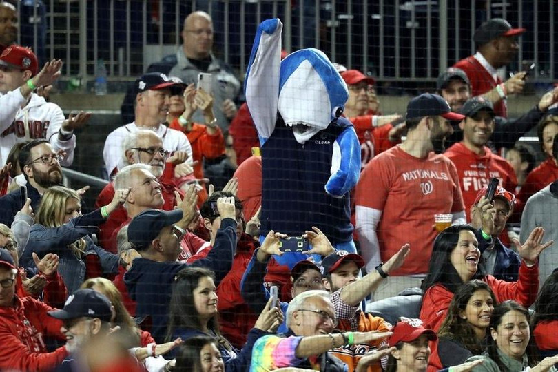Người hâm mộ Đội Washington Nationals hát "Baby Shark" trong Trận đấu thứ ba của World Series 2019 (Ảnh: Getty)