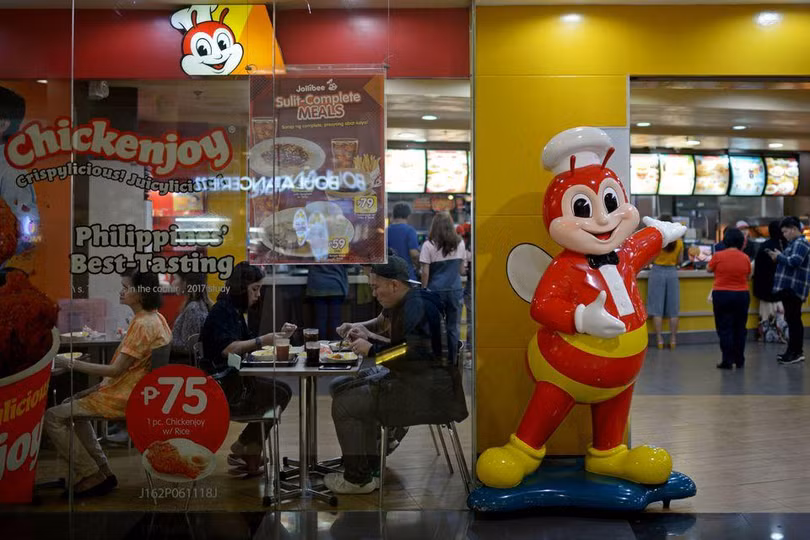 Thương hiệu đồ ăn nhanh Jollibee đến từ Philippines với biểu tượng chú ong cười phổ biến (Ảnh: Reuters)