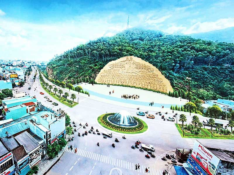 Bản phối cảnh phù điêu Lạc Long Quân-Âu Cơ vào vách núi Bà Hỏa đang bị dư luận "soi" về sự hợp lý.