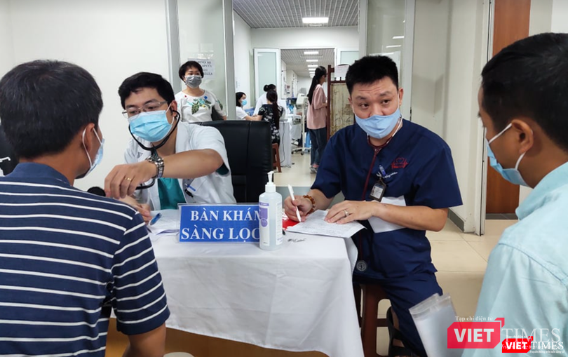 Bác sĩ khám sàng lọc trước tiêm vaccine phòng COVID-19 cho người dân (Ảnh - Minh Thuý)