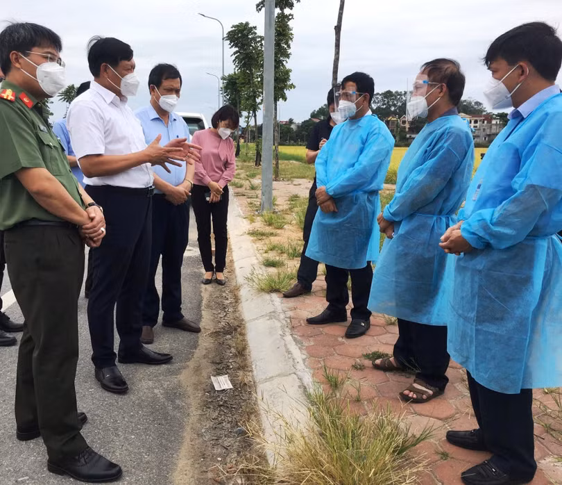 Thứ trưởng Bộ Y tế Đỗ Xuân Tuyên trao đổi với lãnh đạo phường Khắc Niệm về thực hiện công tác phong tỏa trên địa bàn (Ảnh - Anh Tuấn) 