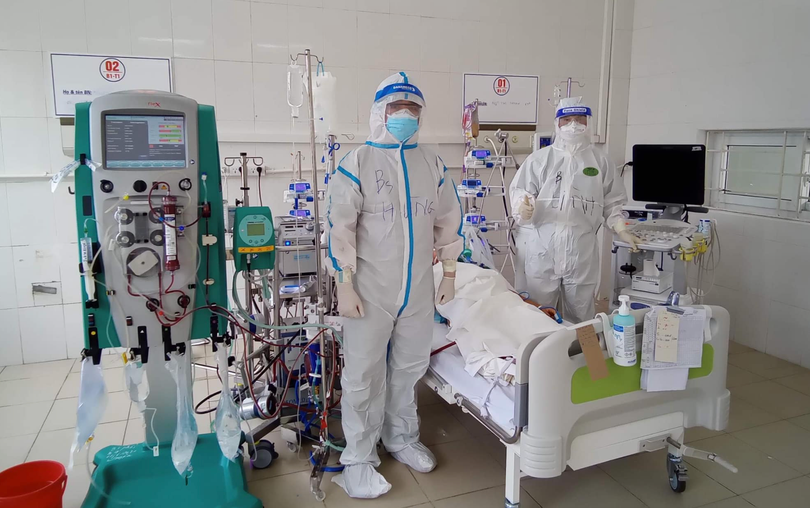 Bác sĩ điều trị cho bệnh nhân COVID-19 nặng (Ảnh - BYT) Bác sĩ điều trị cho bệnh nhân COVID-19 nặng (Ảnh - BYT)