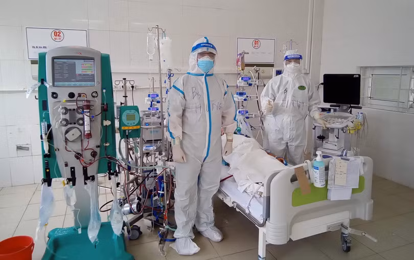 Bác sĩ điều trị cho bệnh nhân mắc COVID-19 nặng (Ảnh - BYT)