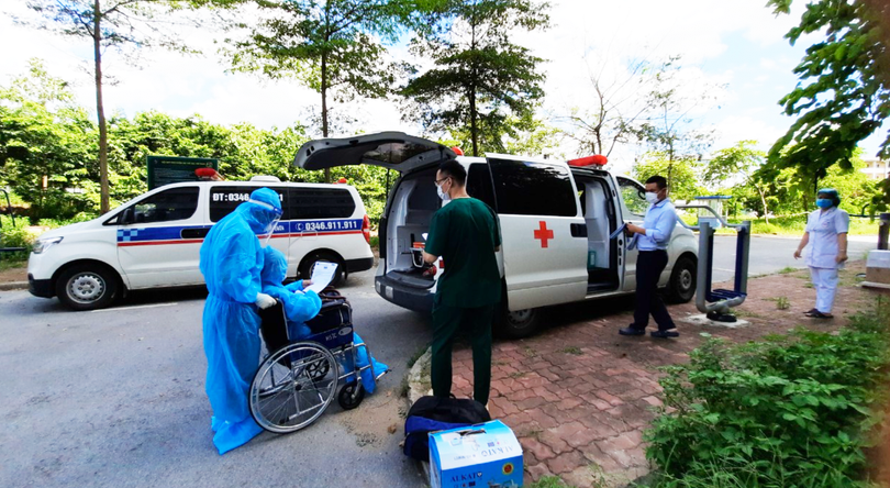 Bệnh nhân được các bác sĩ hỗ trợ xuất viện về nhà (Ảnh - Đặng Thanh) Bệnh nhân được các bác sĩ hỗ trợ xuất viện về nhà (Ảnh - Đặng Thanh)