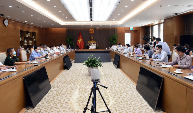 Thường trực Ban Chỉ đạo yêu cầu Bộ Y tế chuẩn bị cho giai đoạn sau khi tiêm vaccine xong cho đối tượng ưu tiên, sẽ khởi động cơ chế tiêm chủng mở rộng (miễn phí) và tiêm dịch vụ. (Ảnh VGP) Thường trực Ban Chỉ đạo yêu cầu Bộ Y tế chuẩn bị cho giai đoạn sau khi tiêm vaccine xong cho đối tượng ưu tiên, sẽ khởi động cơ chế tiêm chủng mở rộng (miễn phí) và tiêm dịch vụ. (Ảnh VGP)