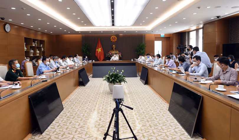 Thường trực Ban Chỉ đạo yêu cầu Bộ Y tế chuẩn bị cho giai đoạn sau khi tiêm vaccine xong cho đối tượng ưu tiên, sẽ khởi động cơ chế tiêm chủng mở rộng (miễn phí) và tiêm dịch vụ. (Ảnh VGP)