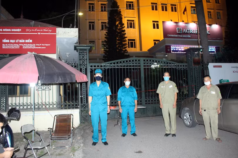 Chốt kiểm soát dịch ở Nhân hàng Agribank Chi nhánh tỉnh Thái Nguyên (Ảnh - TNTV)