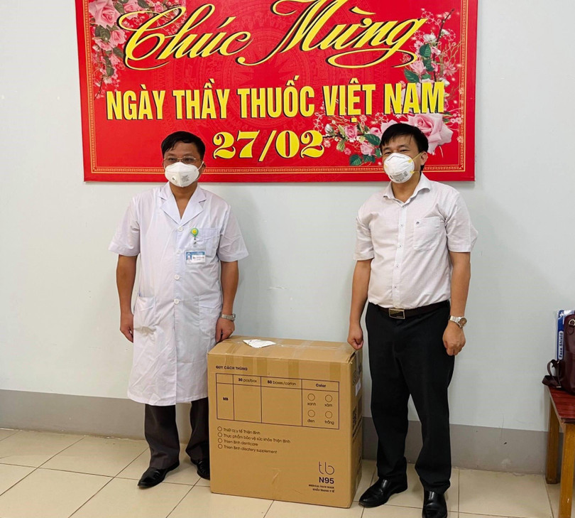 Ông Nguyễn Đình Anh - Vụ trưởng Vụ Truyền thông và Thi đua khen thưởng Bộ Y tế - đã trao tặng cho Trung tâm hồi sức tích cực 1.000 khẩu trang N95 (Ảnh - Ngọc Mai)