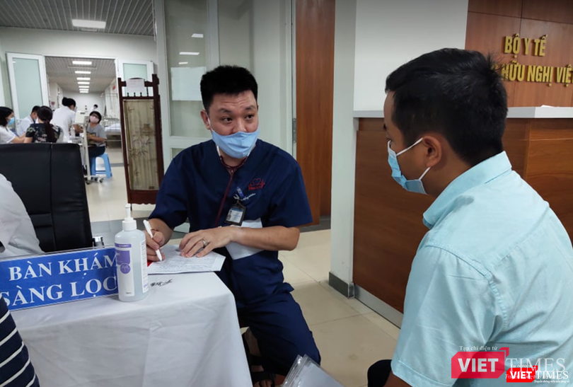 Bác sĩ khám sàng lọc cho người dân trước khi tiêm vaccine (Ảnh - Minh Thuý) Bác sĩ khám sàng lọc cho người dân trước khi tiêm vaccine (Ảnh - Minh Thuý)
