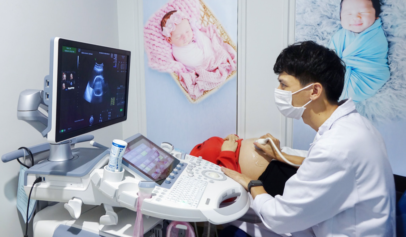 Ths.BS. Hoàng Văn Khanh thực hiện siêu âm 5D cho sản phụ (Ảnh - BVCC)