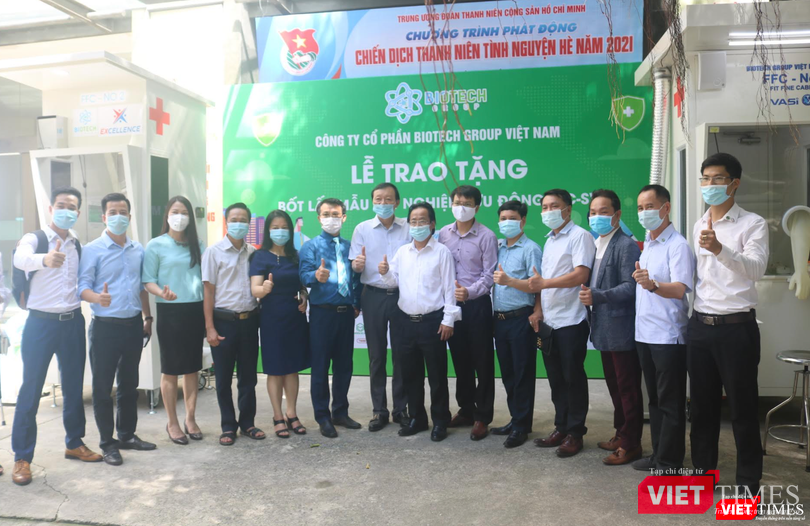 Các nhà tài trợ cùng đại diện Công ty CP BIOTECH GROUP Việt Nam tại lễ trao tặng bốt lấy mẫu xét nghiệm di động FFC (Ảnh - Minh Thuý)