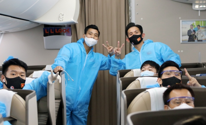 Trên chuyến bay về nước, đội tuyển Việt Namđược bố trí tại một khoang riêng, mặc trang bị phòng hộ trong suốt hành trình bay và cho tới khi về tới địa điểm cách ly tập trung y tế (Ảnh VFF)