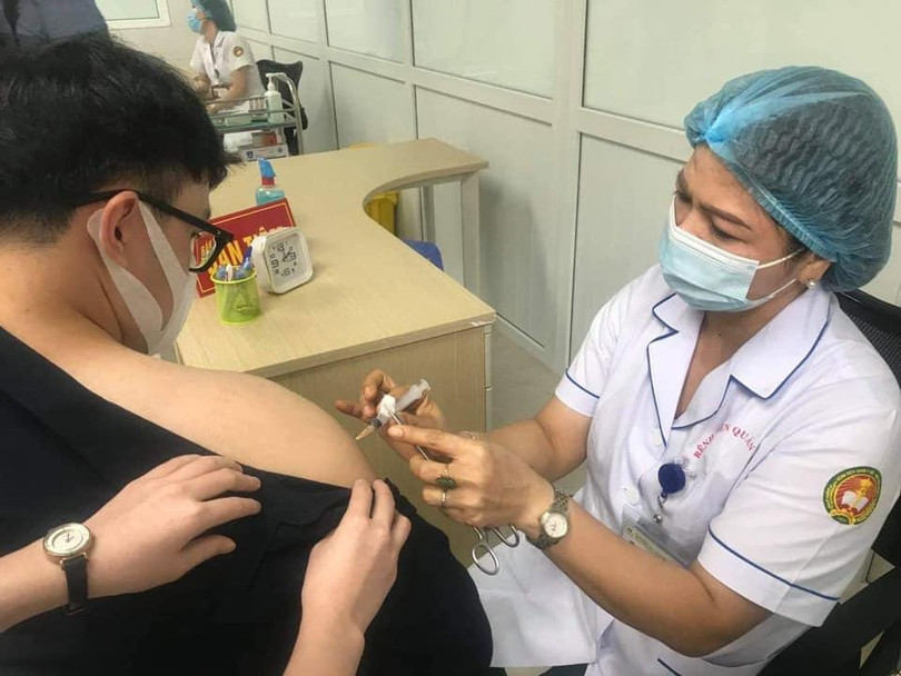 Nhân viên y tế tiêm vaccine phòng COVID-19 cho người dân (Ảnh - BYT) Nhân viên y tế tiêm vaccine phòng COVID-19 cho người dân (Ảnh - BYT)