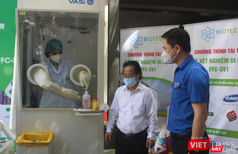 Khách mời tham quan, tìm hiểu về bốt lấy mẫu xét nghiệm di động FFC (Ảnh - Minh Thuý)