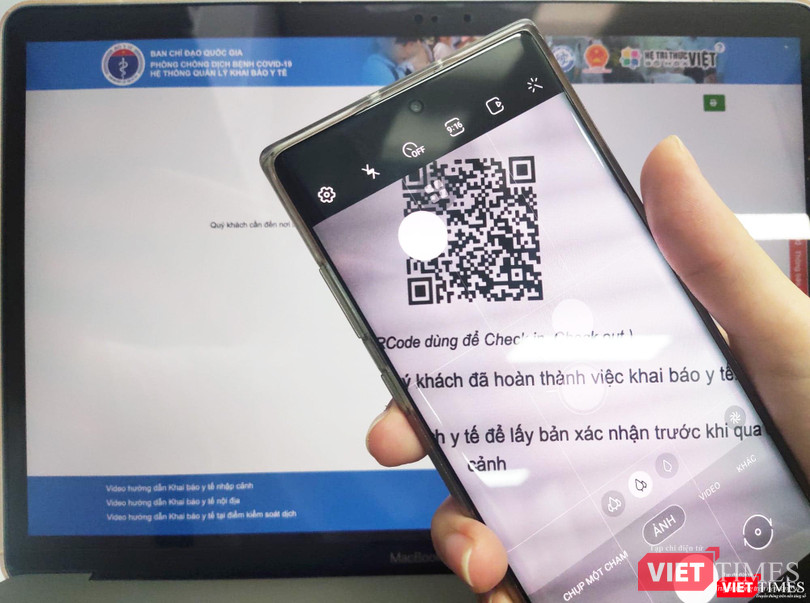 Người dân quét mã QR để khai báo y tế (Ảnh - Minh Thuý) Người dân quét mã QR để khai báo y tế (Ảnh - Minh Thuý)