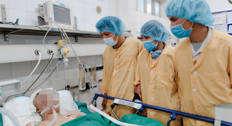 Bố, mẹ và chú ruột của anh T. bên giường bệnh trước khi anh hiến tạng cứu người (Ảnh - BVCC) 