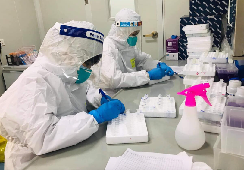 Nhân viên y tế làm việc trong phòng xét nghiệm (Ảnh - BYT) 